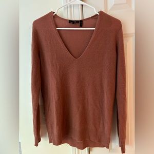 THEORY Featherweight Cashmere V-neck Sweater in Terracotta SMALL